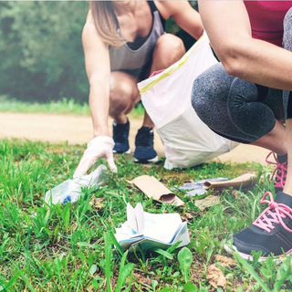 Plogging: Sportler, die w&auml;hrend des Laufens M&uuml;ll einsammeln