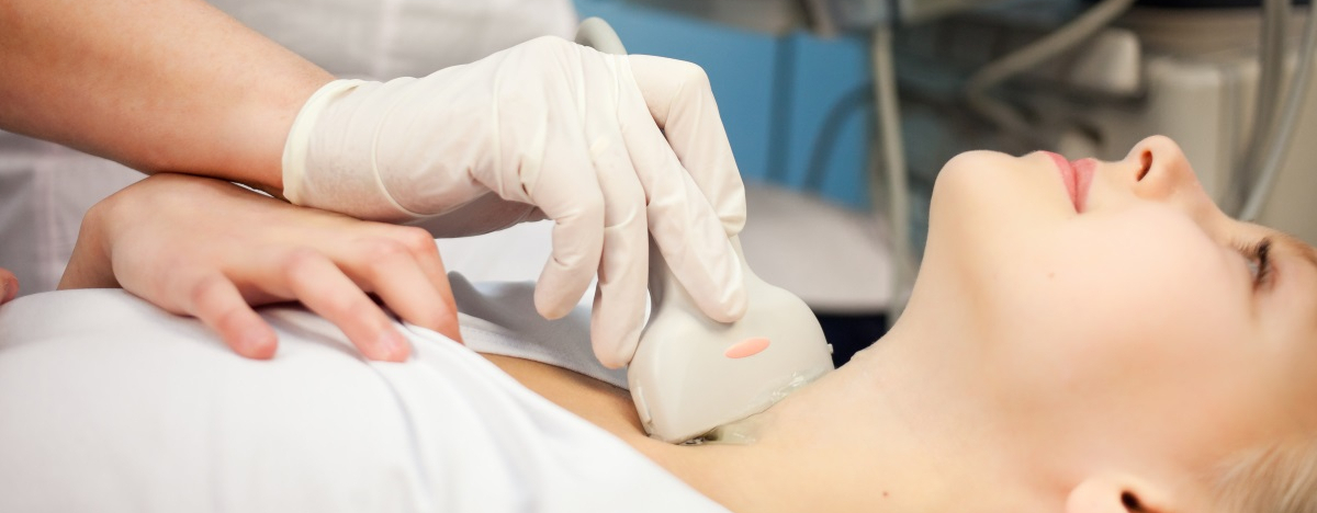 &Auml;rztin untersucht eine Frau mit einem Ultraschallger&auml;t am Hals