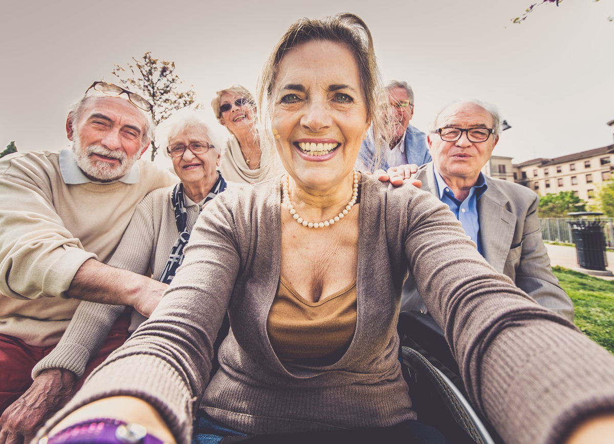 Lustige Senioren-Gruppe macht ein Selfie