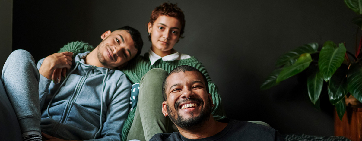 Familie sitzt zuhause auf Sofa