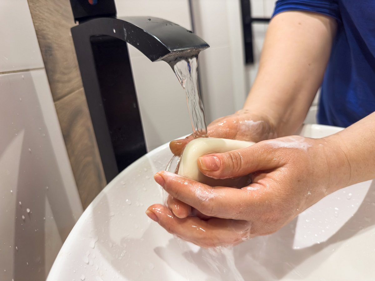 H&auml;ndewaschen mit Seife hilft Bakterien und Viren abzuwehren