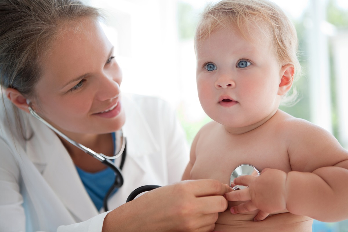 &Auml;rztin untersucht ein Baby