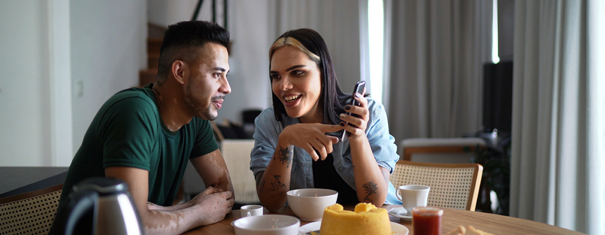 Freunde mit Kaffee und Smartphone zu Hause