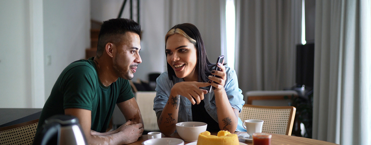 Freunde mit Kaffee und Smartphone zu Hause