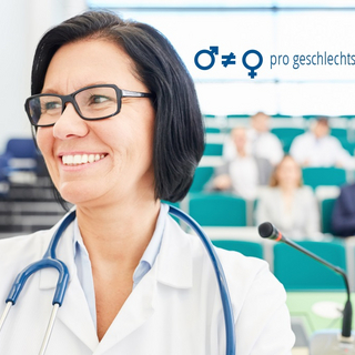 &Auml;rztin in einem H&ouml;rsaal mit Studentinnen und Studenten im Hintergrund