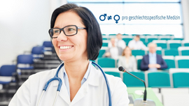 &Auml;rztin in einem H&ouml;rsaal mit Studentinnen und Studenten im Hintergrund