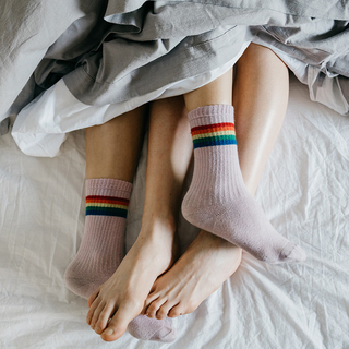 Zwei Fu&szlig;paare, die unter der Decke hervorschauen