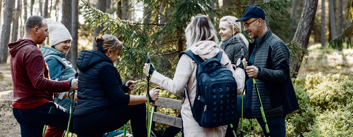 Gruppe von Menschen, die Nordic Walking macht