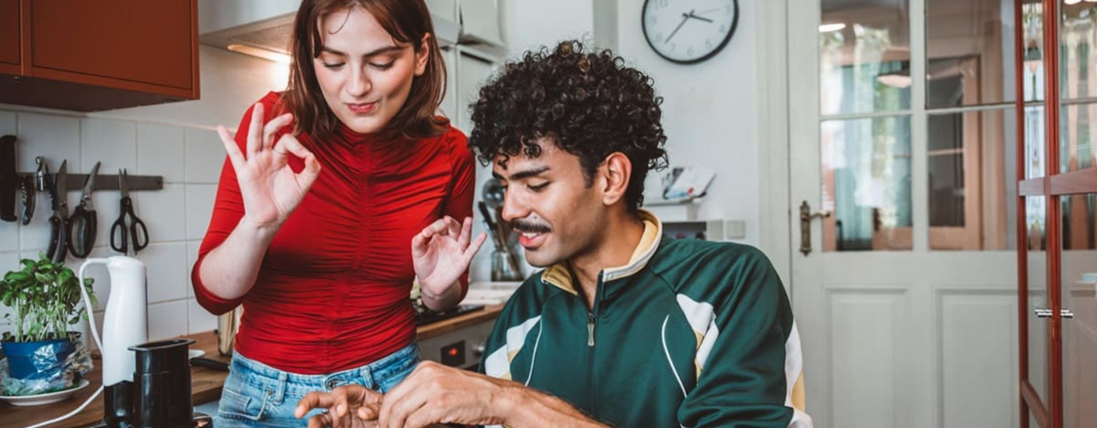 Junge Frau und Mann naschen Mahlzeit aus Brotdosen mit hausgemachter zubereiteter Mahlzeit