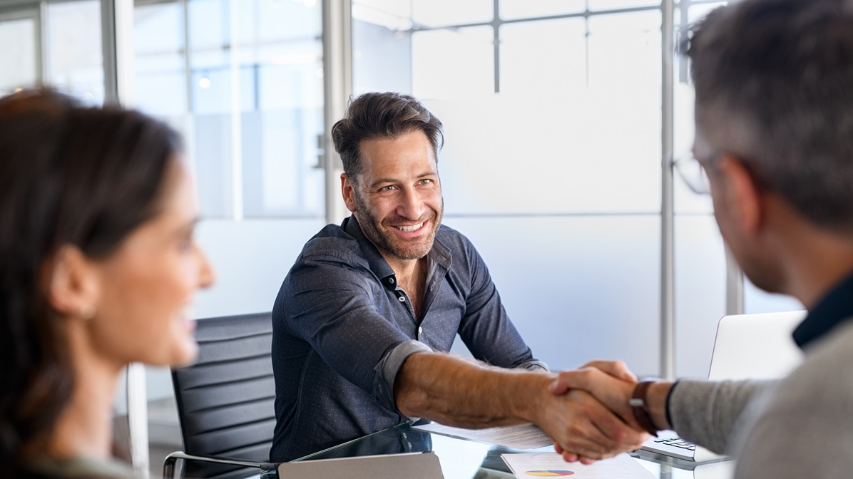 Zwei M&auml;nner sch&uuml;tteln die H&auml;nde