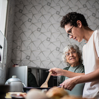 Enkel k&uuml;mmert sich um pflegebed&uuml;rftige Gro&szlig;mutter