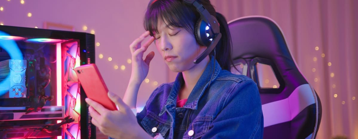Asiatisches Gamer-M&auml;dchen hat Augenschmerzen