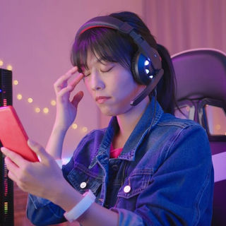Asiatisches Gamer-M&auml;dchen hat Augenschmerzen