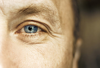 Gesichtsausschnitt m&auml;nnliches Auge mit Falten