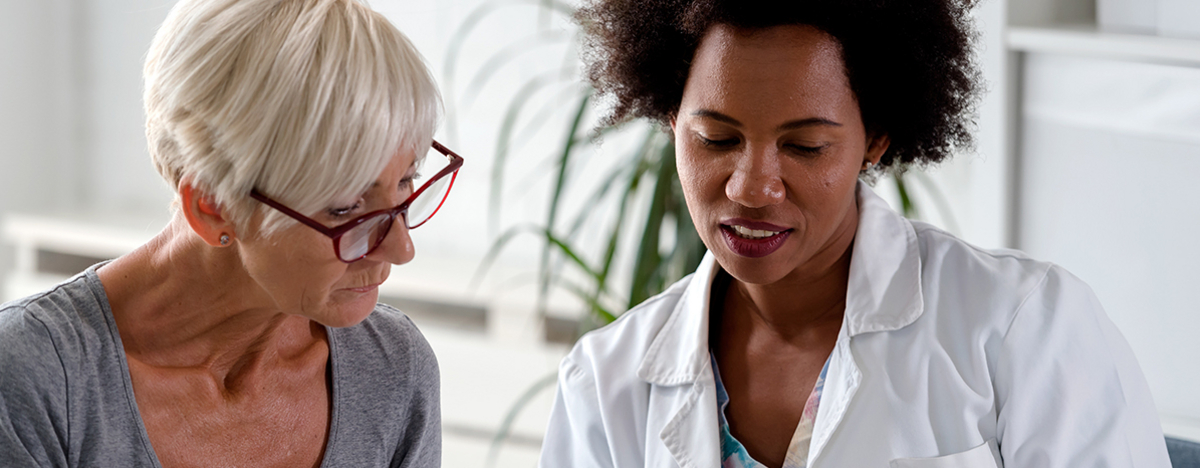 &Auml;rztin ber&auml;t Frau