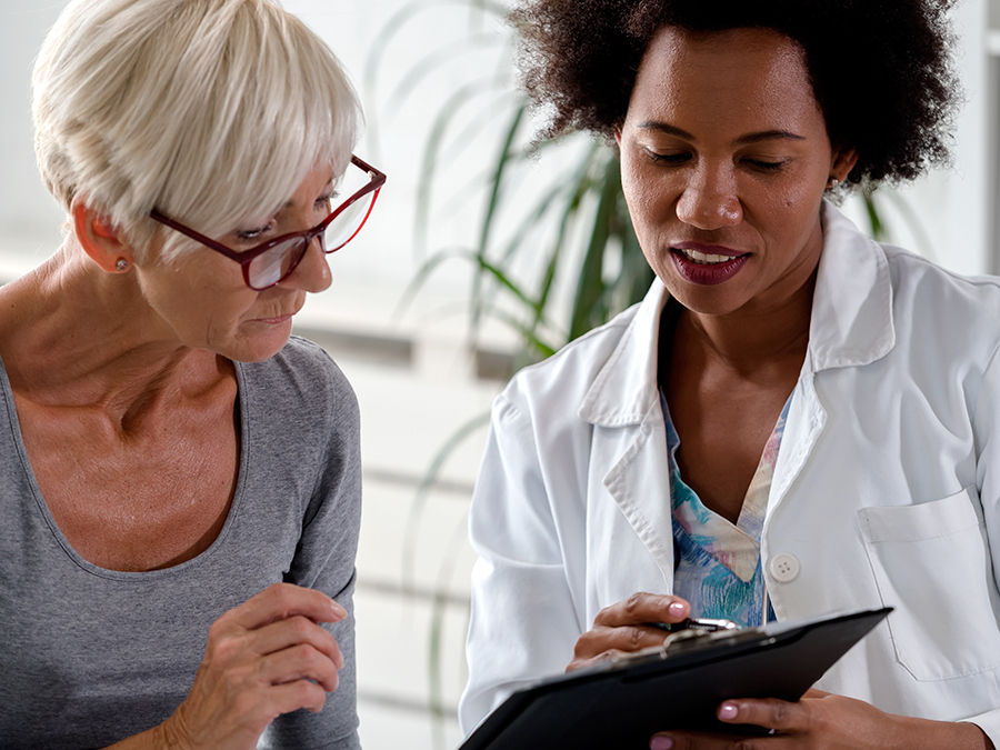 &Auml;rztin ber&auml;t Frau