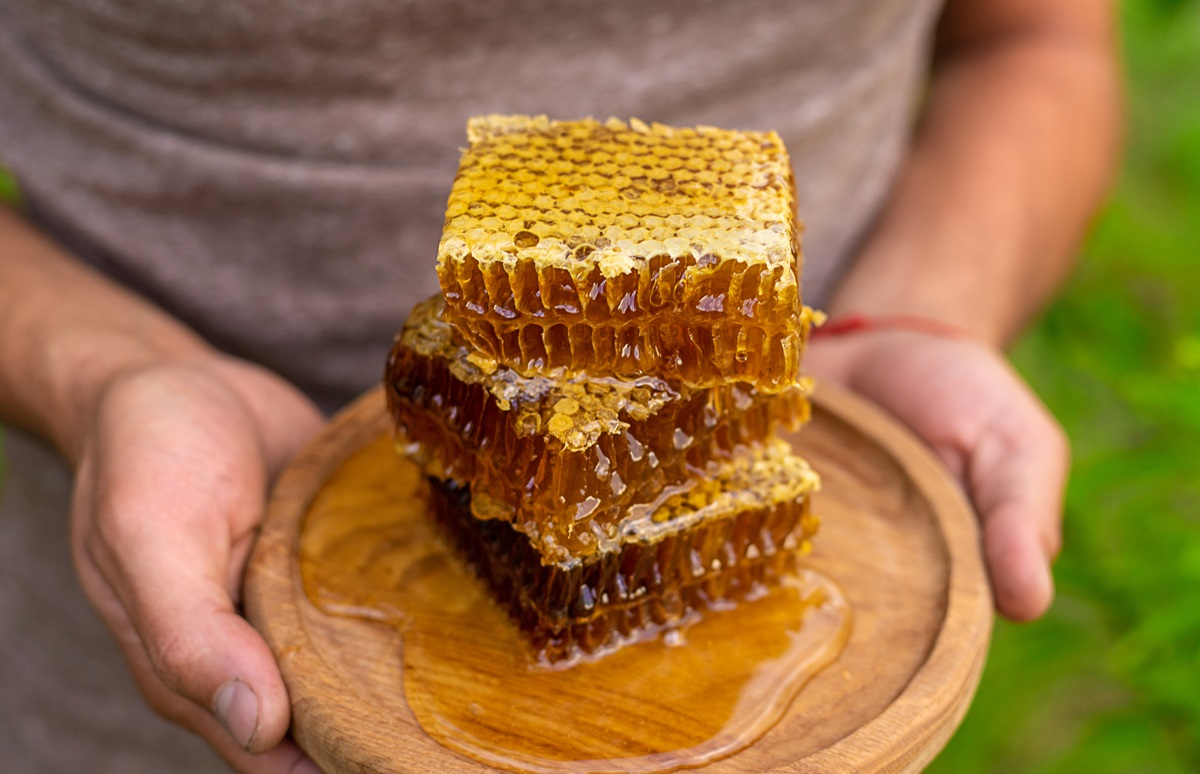 Honigwaben auf einem Holzbrett