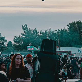 Viele Menschen tummeln sich auf einem Festivalgel&auml;nde