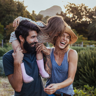 Dreik&ouml;pfige Familie in der Natur