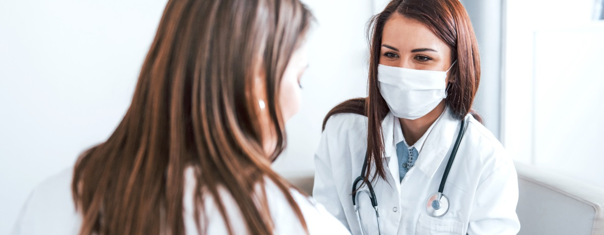 &Auml;rztin mit Patientin im Gespr&auml;ch