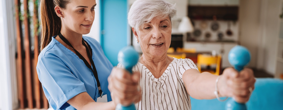 Patientin macht zu Hause &Uuml;bungen mit Hanteln
