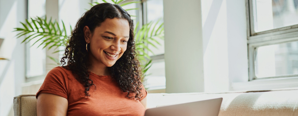 Gl&uuml;ckliche Frau am Laptop
