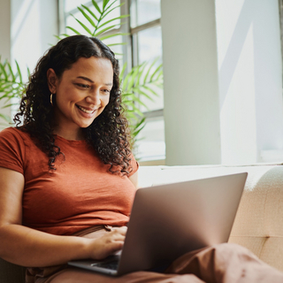Gl&uuml;ckliche Frau am Laptop
