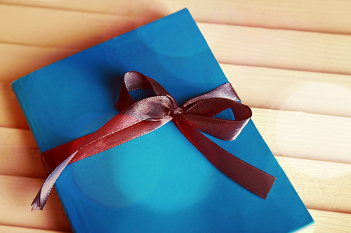 blaue Geschenkbox mit Schleife