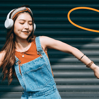 Tanzendes M&auml;dchen mit Kopfh&ouml;rer