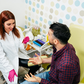 Eine &Auml;rztin unterst&uuml;tzt einen Patienten bei einer HIV-Behandlung.