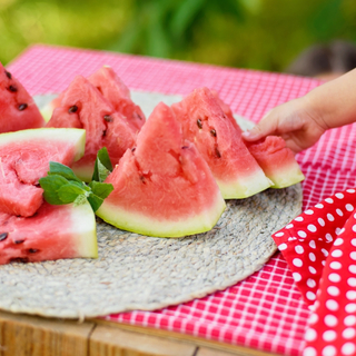 M&auml;dchen greift nach Wassermelone