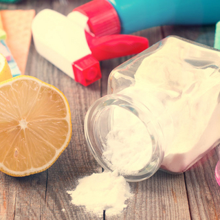 Zitrone, Natron in einem Glas und diverse Schw&auml;mme liegen auf dem Tisch