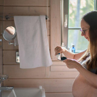 schwangere Frau putzt sich die Z&auml;hne