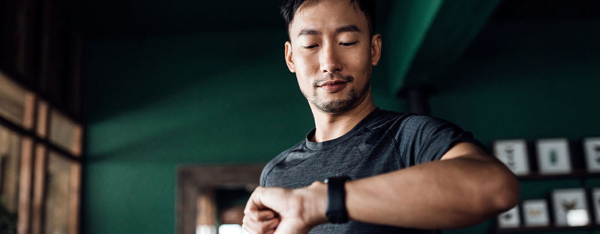 Mann schaut auf seine Smartwatch
