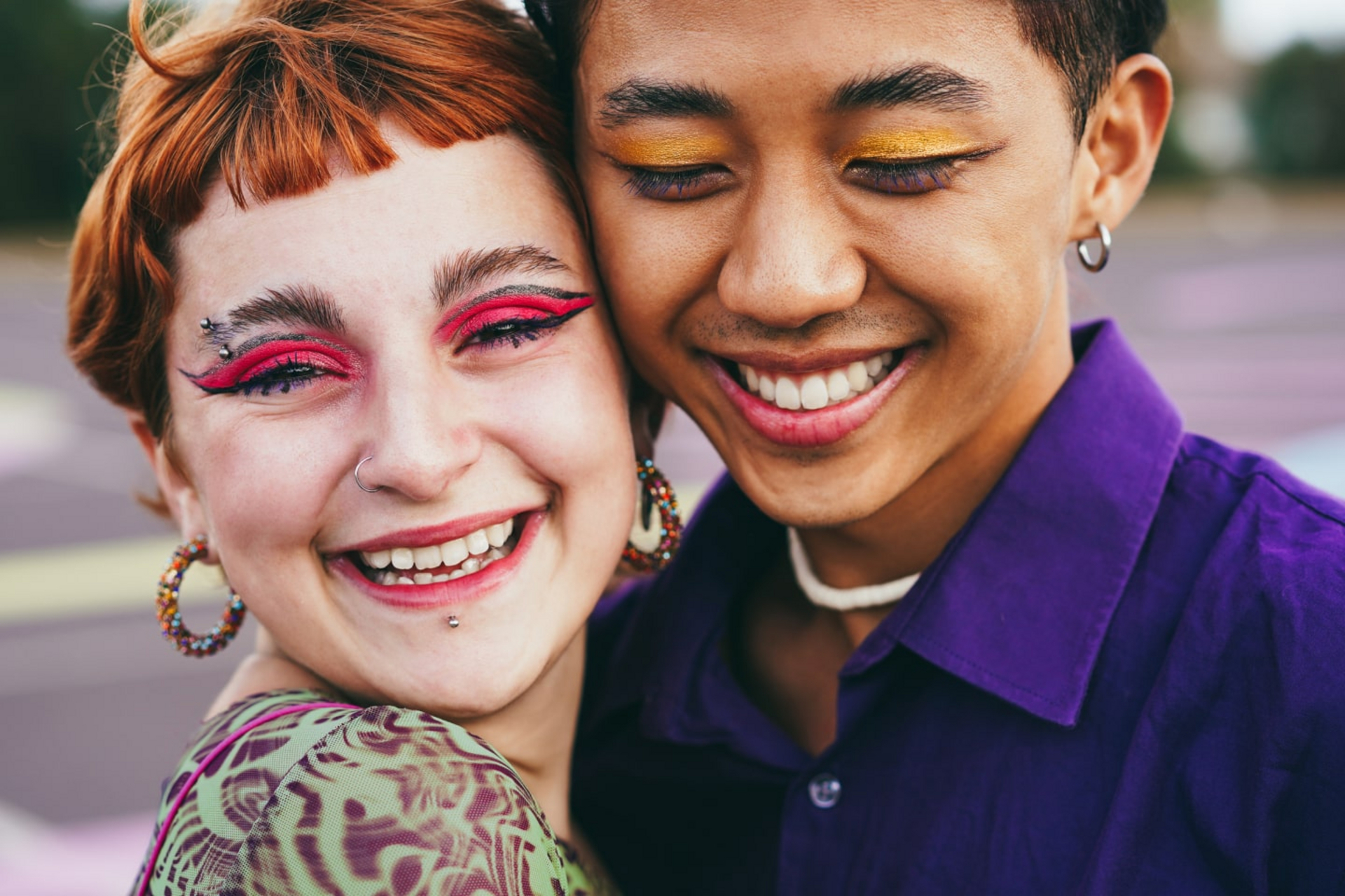 Junge, vielf&auml;ltige Freunde, die Spa&szlig; im Freien haben - Fokus auf schwulen Asiaten, der Make-up tr&auml;gt
