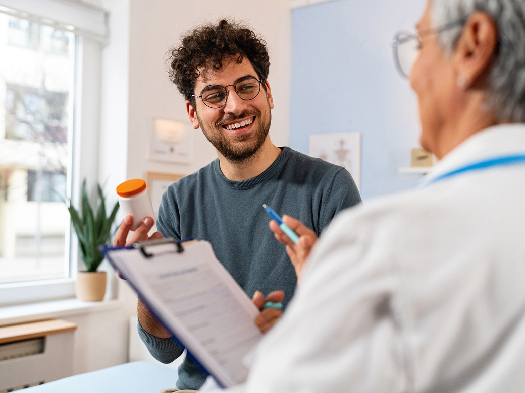 Arzt verschreibt Patient Medikamente