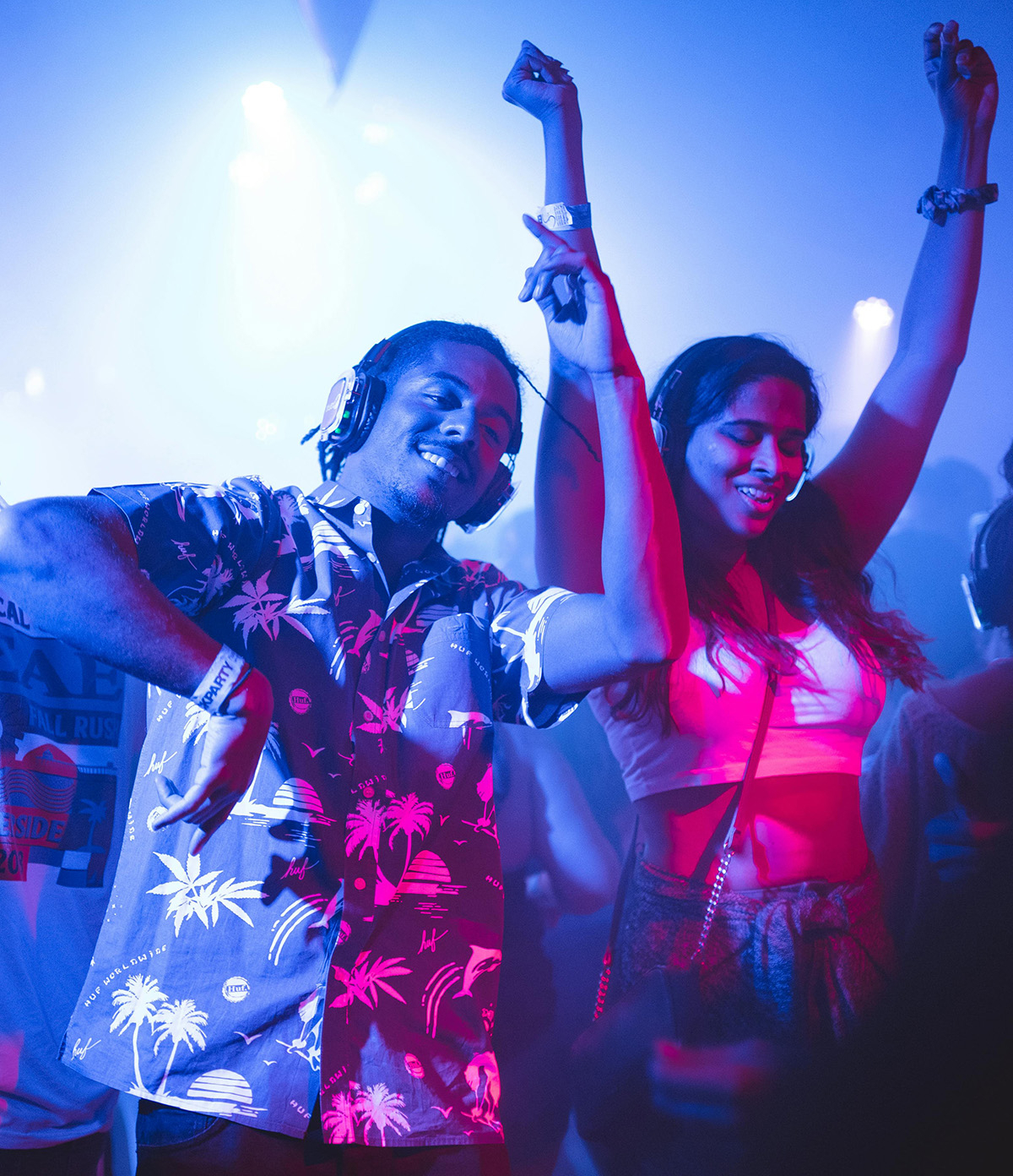 Zwei Personen tanzen in der Disko