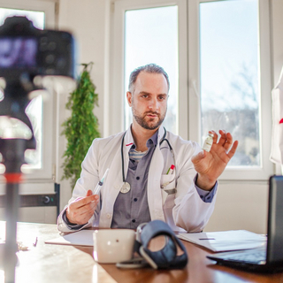 Fake-Arzt nimmt Video f&uuml;r Social Media auf.