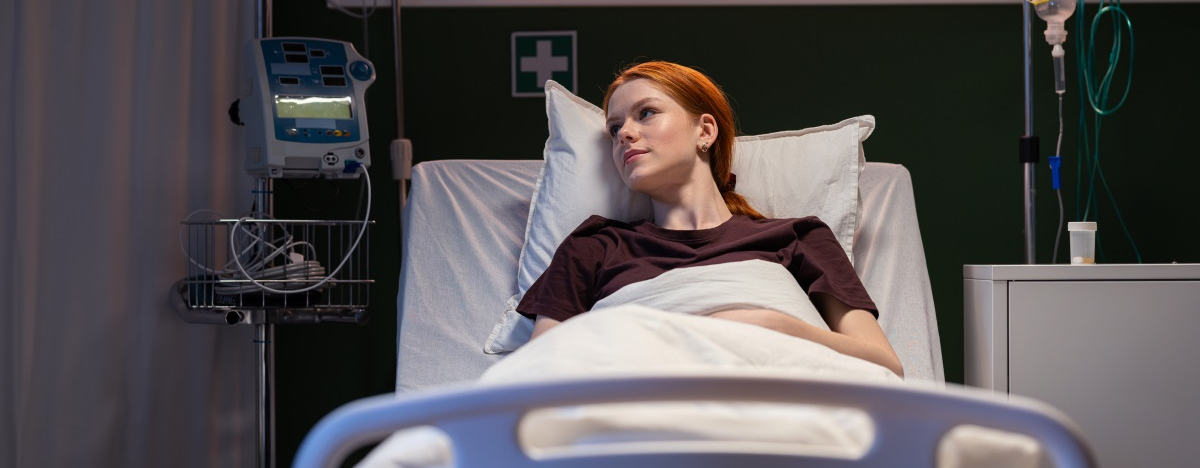 Frau im Krankenhausbett