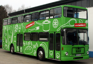 Au&szlig;enansicht Kochbus mit bunter Beschriftung