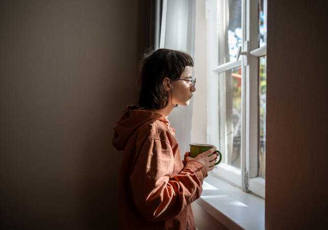 Ausgesto&szlig;enes Teenager-M&auml;dchen mit sozialen Schwierigkeiten, Kommunikationsproblemen, das Zeit allein zu Hause verbringt