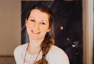 Sandra Schiller, Psychologin, Yogalehrerin und Expertin f&uuml;r Naturheilkunde