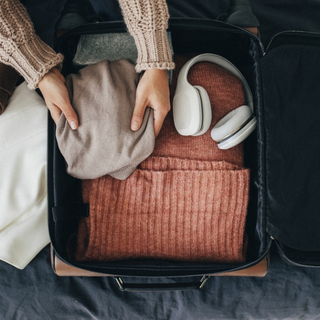 Frau packt ihren Koffer