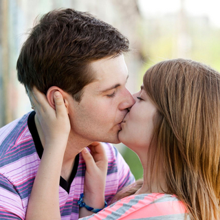 Junger Mann und junge Frau k&uuml;ssen sich