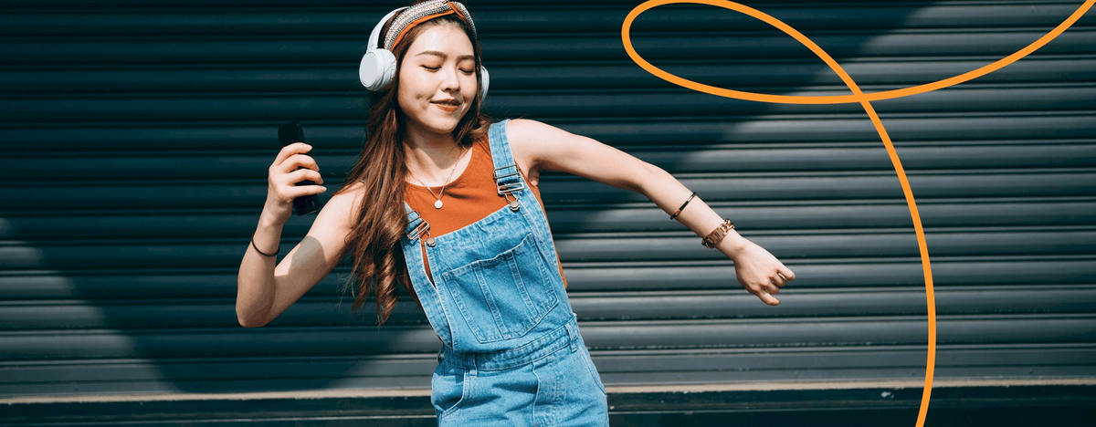 Tanzendes M&auml;dchen mit Kopfh&ouml;rer