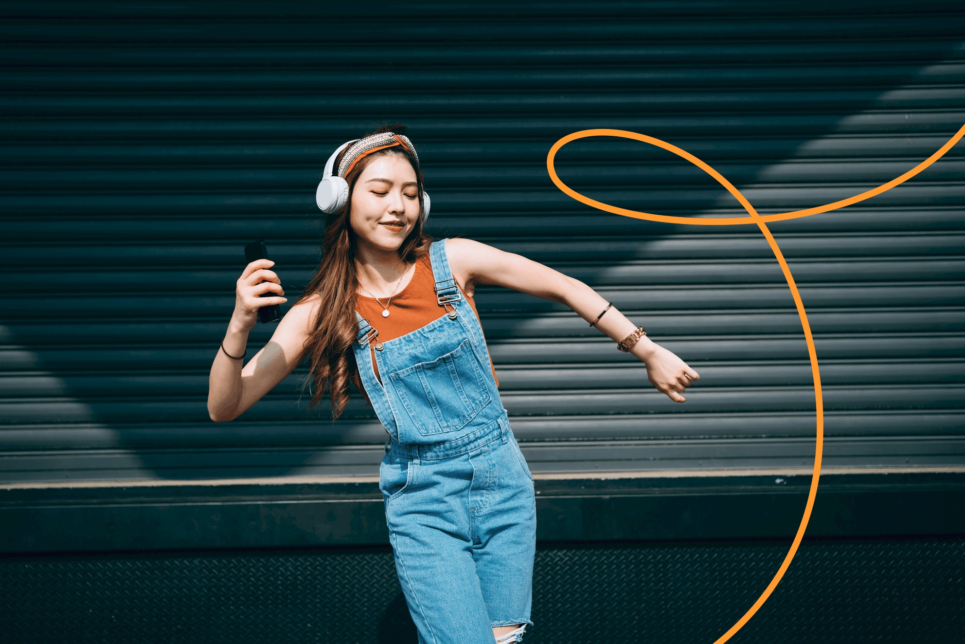 Tanzendes M&auml;dchen mit Kopfh&ouml;rer