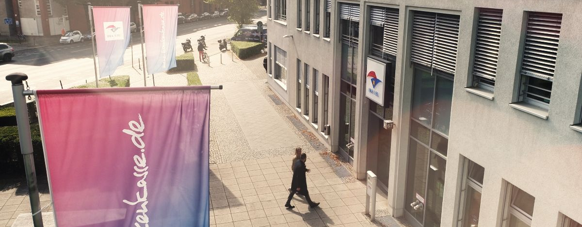 Zwei Arbeitnehmer der BKK VBU gehen in das Hauptgeb&auml;ude in Berlin-Mitte