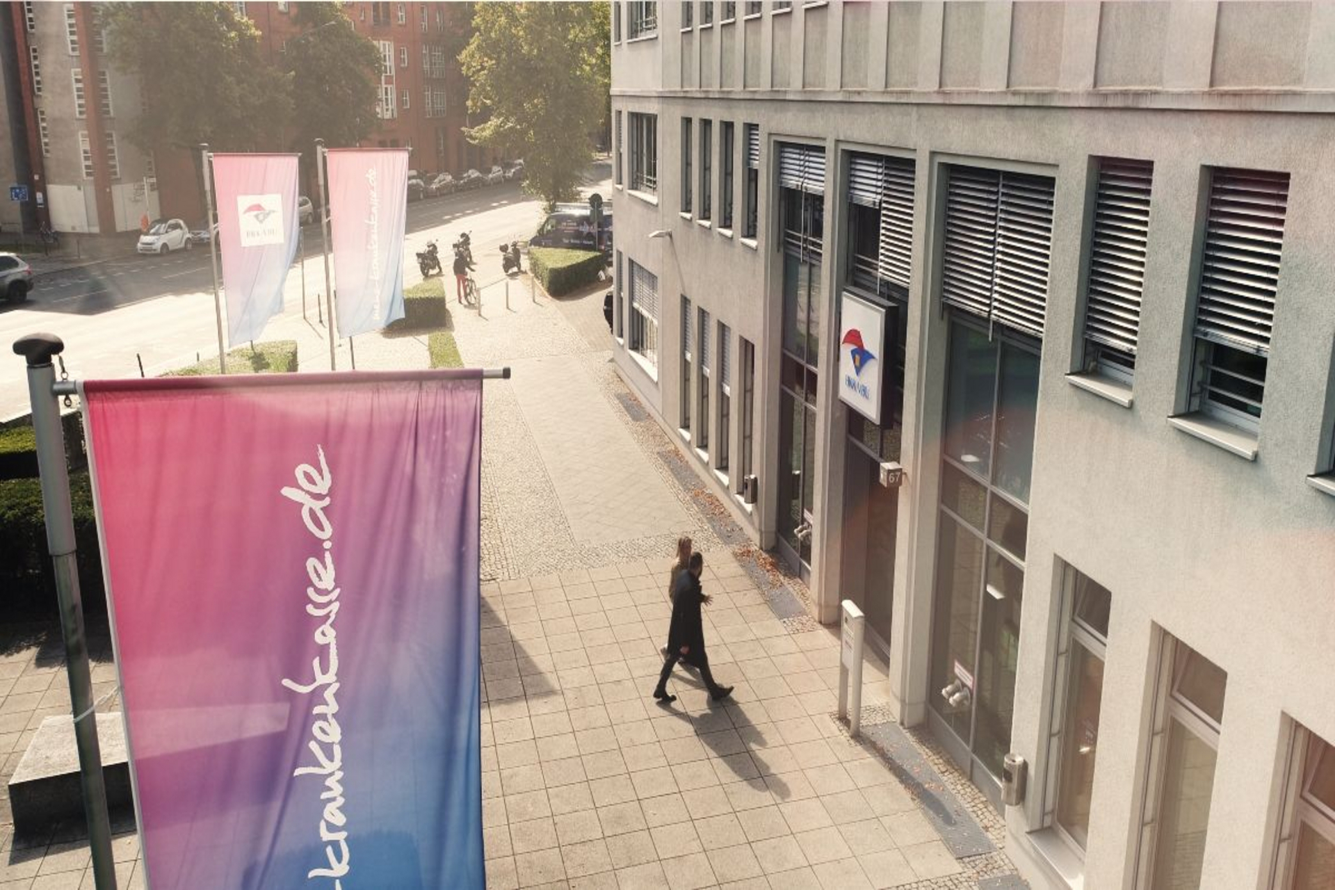 Zwei Arbeitnehmer der BKK VBU gehen in das Hauptgeb&auml;ude in Berlin-Mitte
